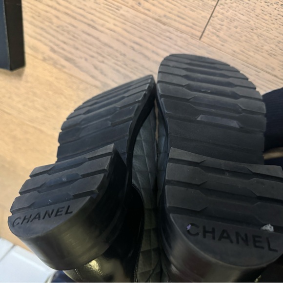 Quilted combat CHANEL boots - Picture 4 of 7
